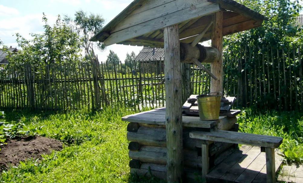 Деревенский колодец с барабаном с набором ручек для вращения.