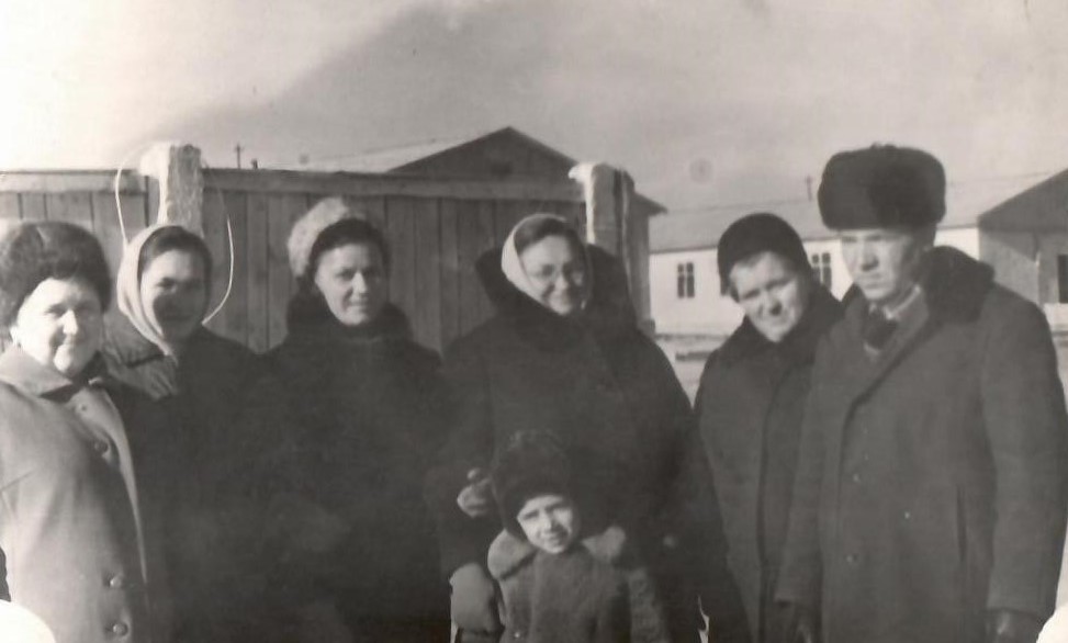 1971 год. Коллектив учителей Советской средней школы Чойра (МНР). Я на первом плане с середине. Третья слева моя мама Папулина Валентина Александровна. Первый справа, папа, Папулин Венедикт Александрович, учитель труда в Советской средней школе Чойра (МНР)