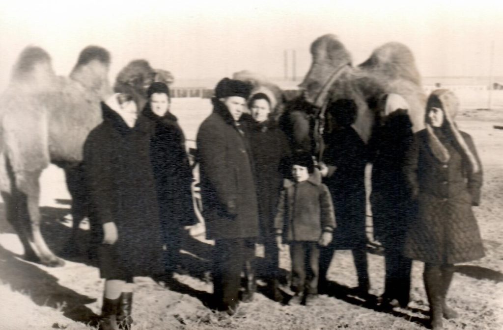 1971 г. коллектив учителей Советской средней школы улуса Чойр  (МНР)