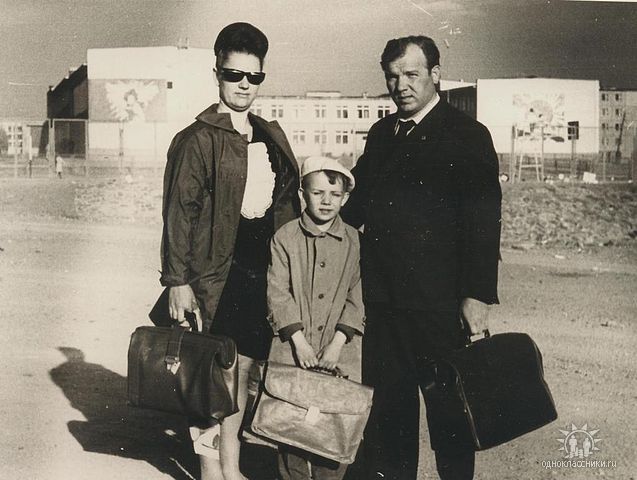 Мама с папой и я на фоне Советской средней школы №8 города Улан-Батора. 1973 г.