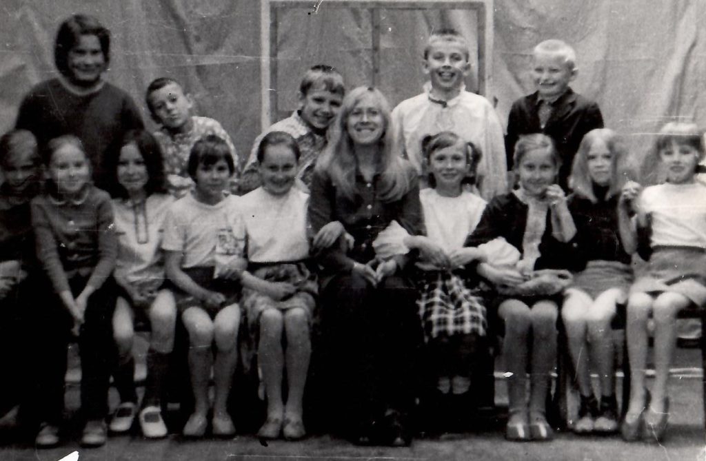 1975 г. Детская студия Чертовищенского народного театра. Худ. рук. режиссер: Люба Кручинина (в центре)