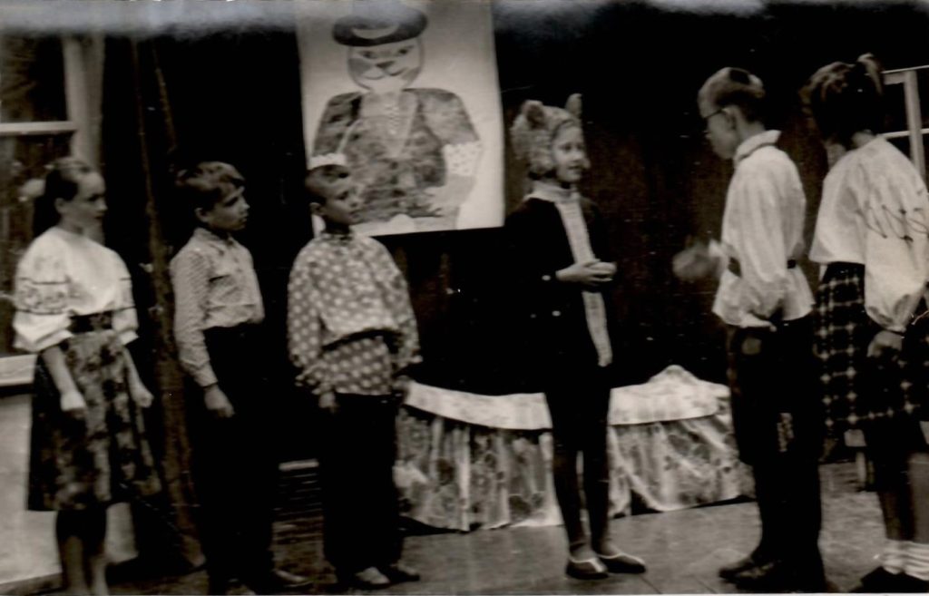 спектакль "Кошкин Дом" в Детском театреЧертовищенского РДК. 1975 год
